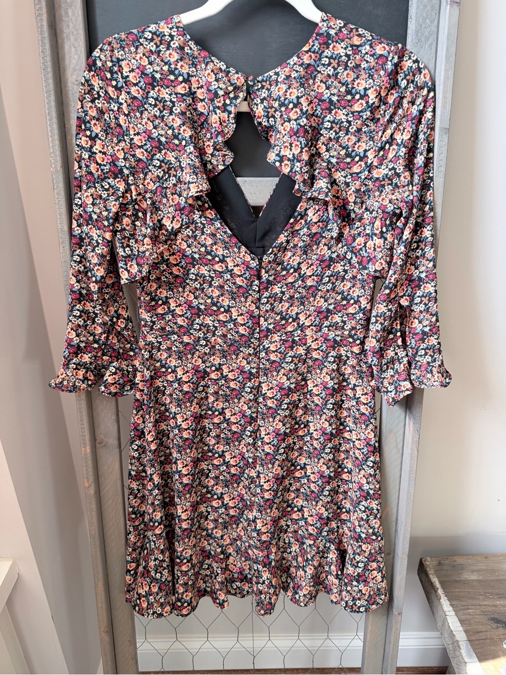 Topshop Size 6 V-Neck Ruffled Hem Flutter Sleeve Floral Dress - Picture 3 of 9